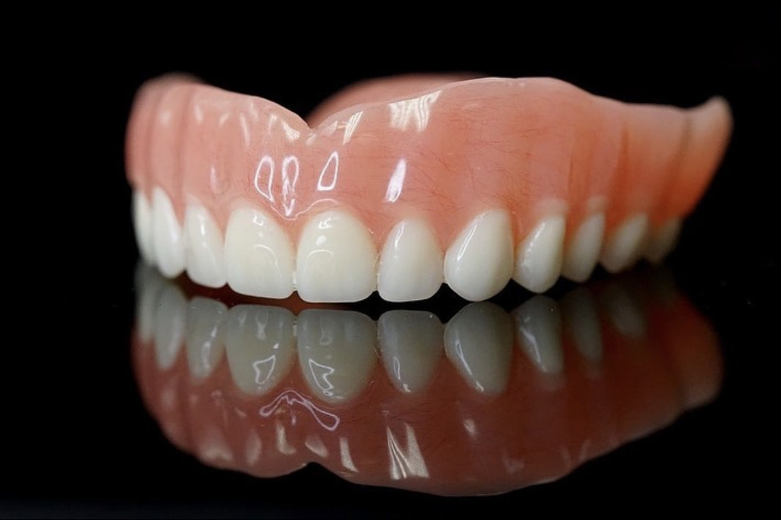 Dentes de succión diseñados para un ajuste seguro y una mayor comodidad ofreciendo una solución ideal para los usuarios de dentaduras extraíbles