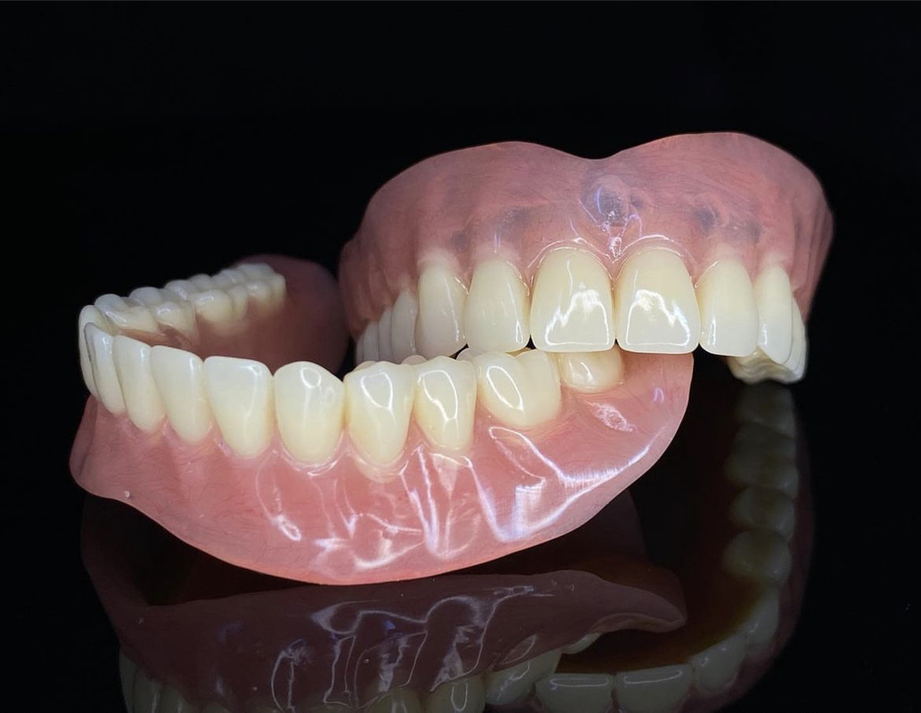 Dentes de succión diseñados para un ajuste seguro y una mayor comodidad ofreciendo una solución ideal para los usuarios de dentaduras extraíbles