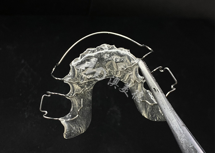 Confortable para usar el retenedor Hawley de AMD Dental Lab para una ortodoncia segura y saludable